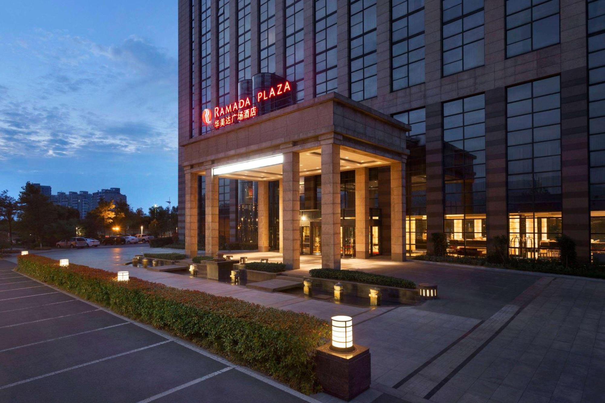 Ramada Plaza Lianyungang Hotel Екстериор снимка